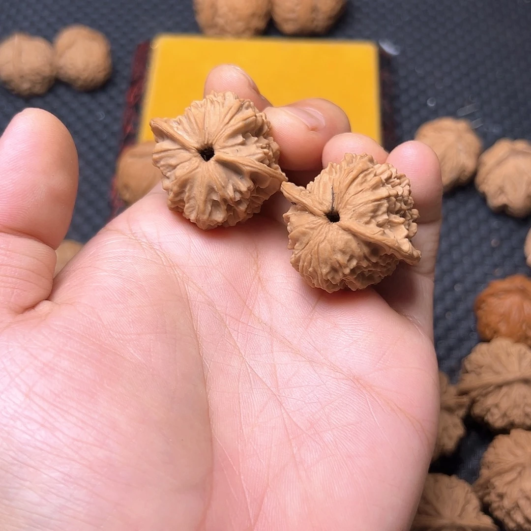 文玩核桃吊坠卡姿兰大眼睛