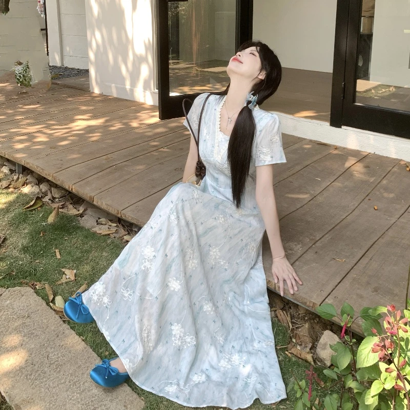 夏温柔风连衣裙短袖连衣裙法式中长款显瘦遮肉大码连衣裙V领刺绣