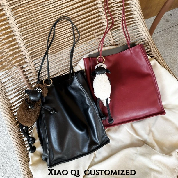 Xiao Qi简约韩版羊皮包个性时尚大容量电脑包极简百搭单肩腋下包