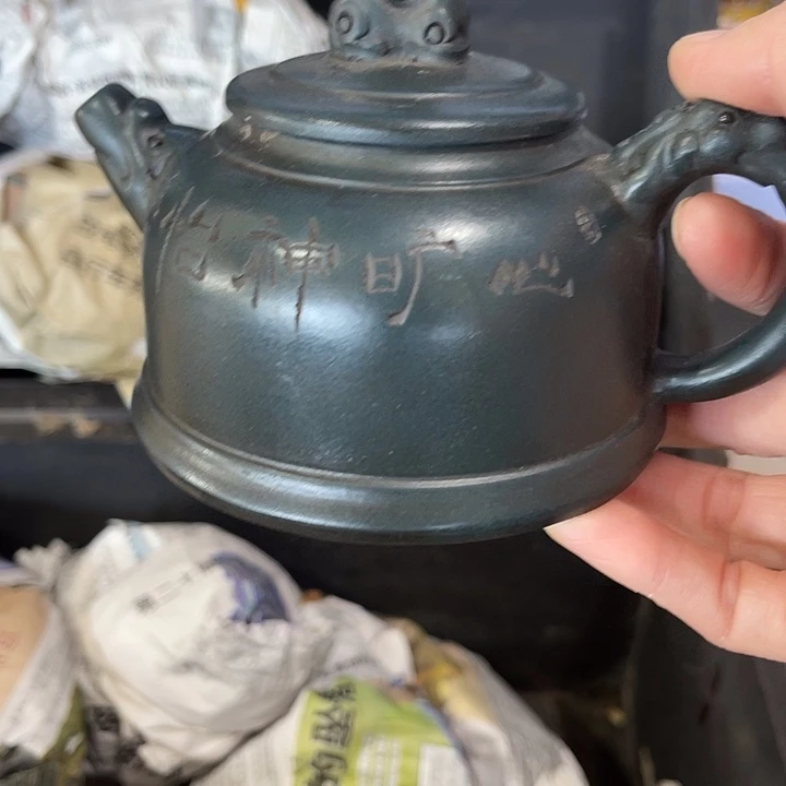 茶壶紫泥原矿泥料手工制作的一把紫砂壶。