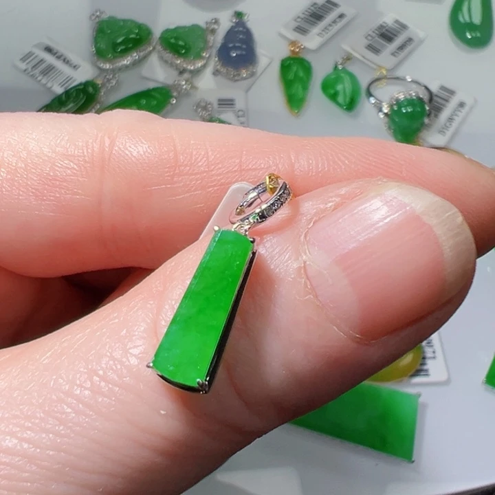 18K金镶嵌挂件翡翠