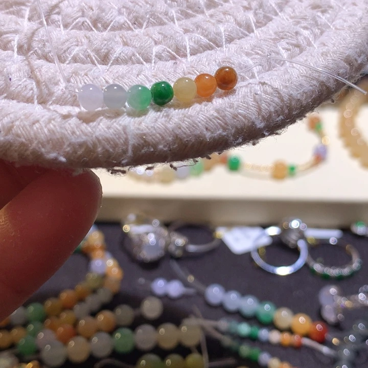 翡翠颈饰未镶嵌七色珠