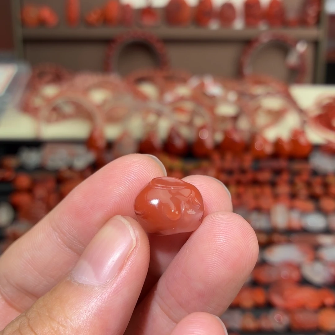 南红玛瑙未镶嵌颈饰趴趴兔1