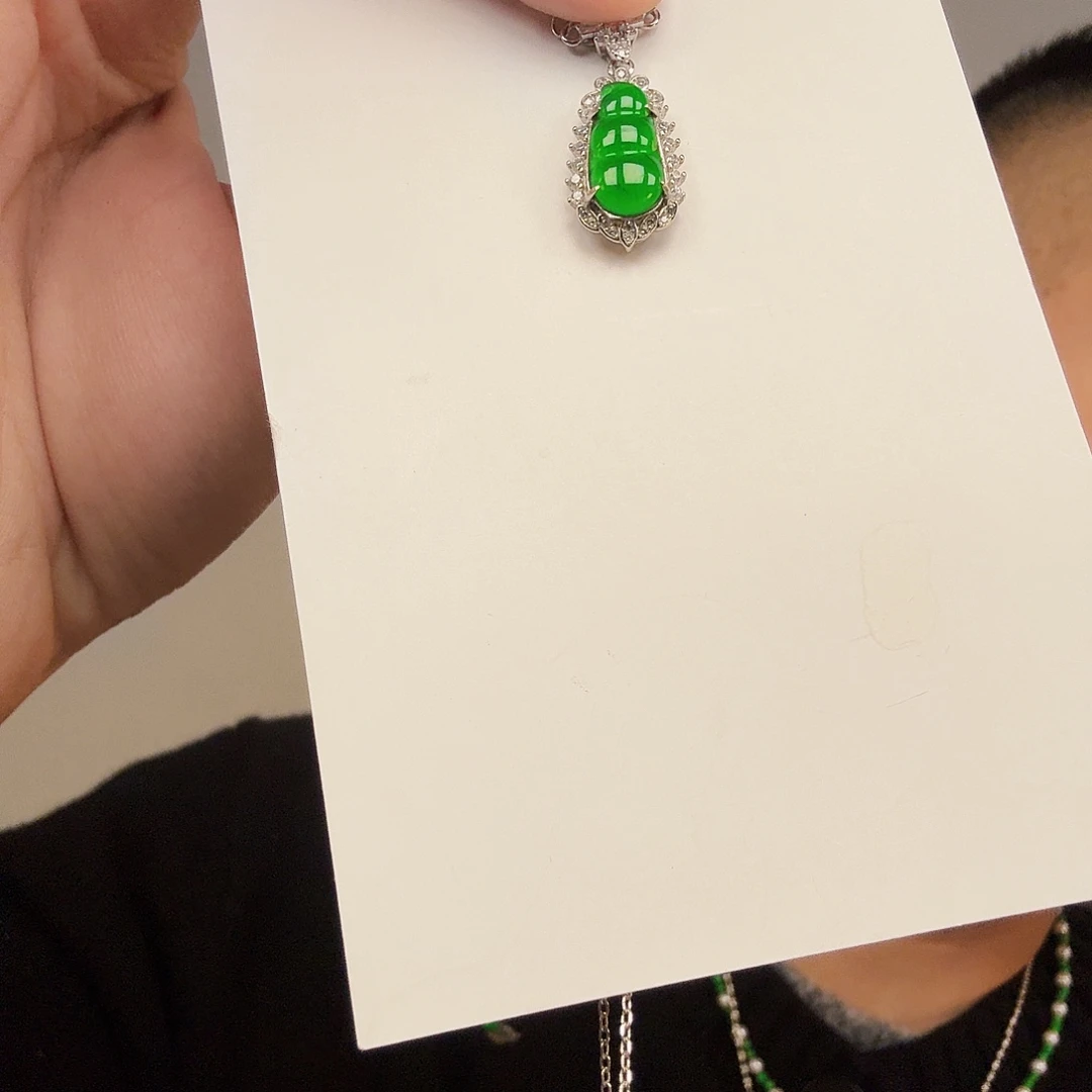 翡翠未镶嵌颈饰一件