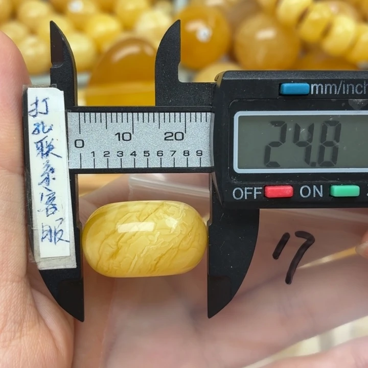 未镶嵌蜜蜡裸石守**兔蜜蜡