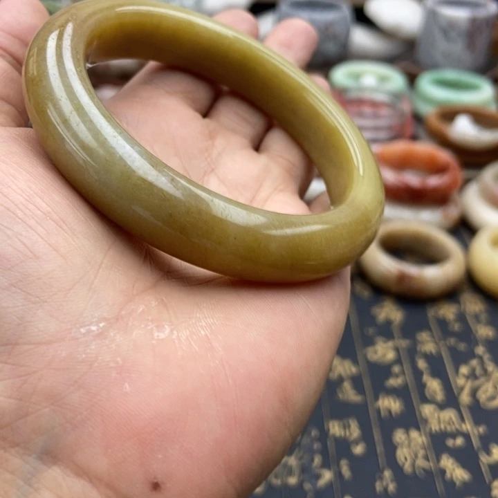 石英质玉手镯未镶嵌