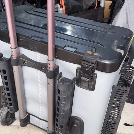 灰鱼桶拉杆瑕疵有锈