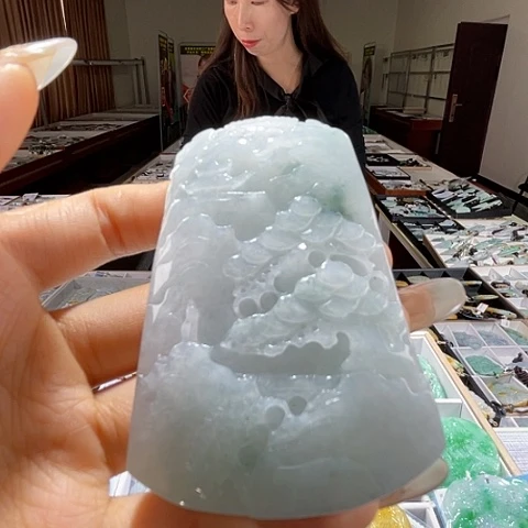 翡翠未镶嵌颈饰一个
