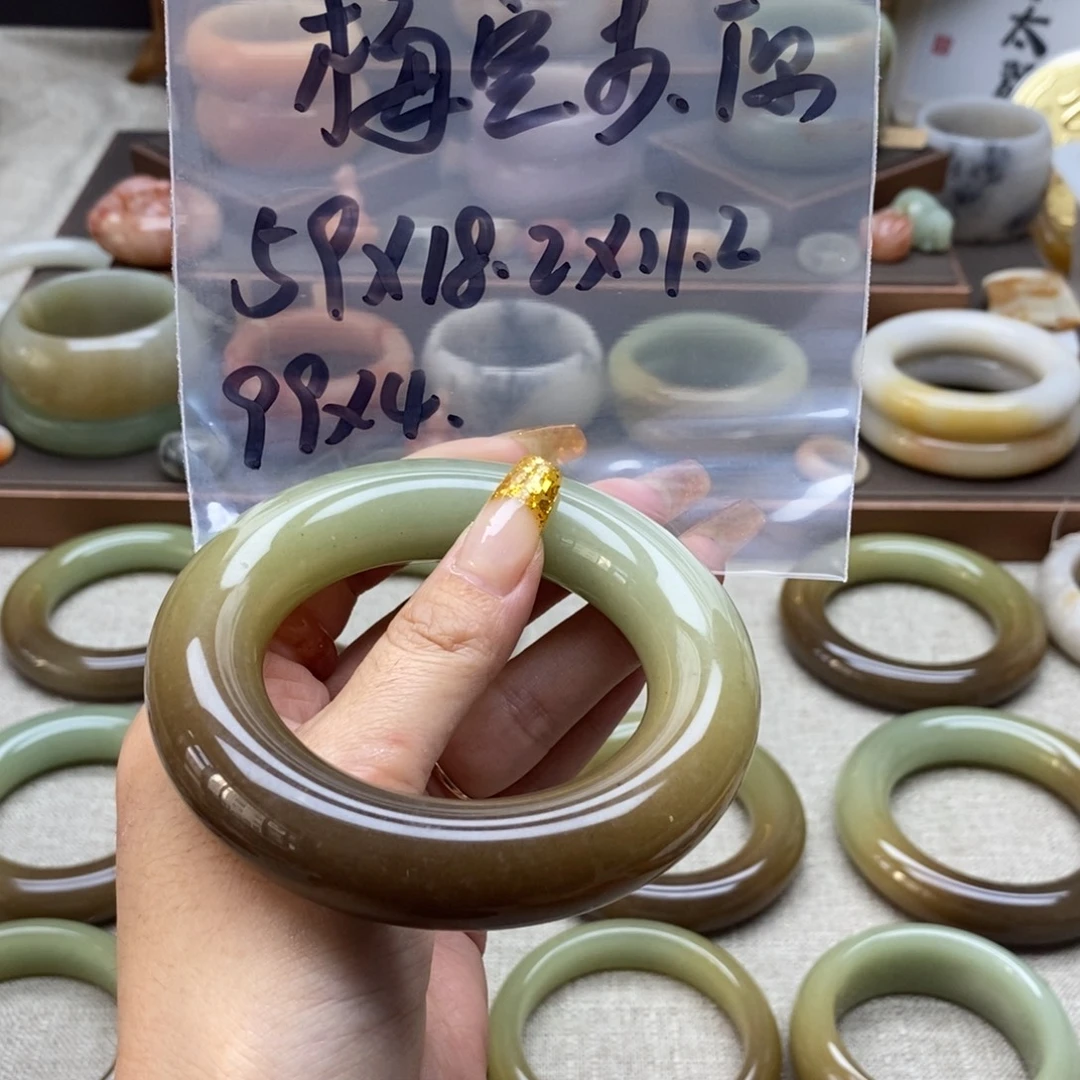 梅****石英质玉合金手镯