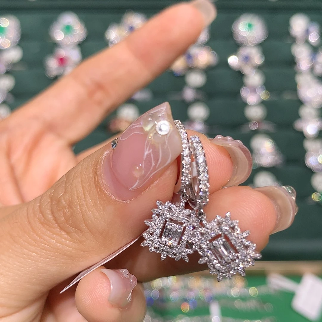 钻石耳饰18K金镶嵌是***。耳包