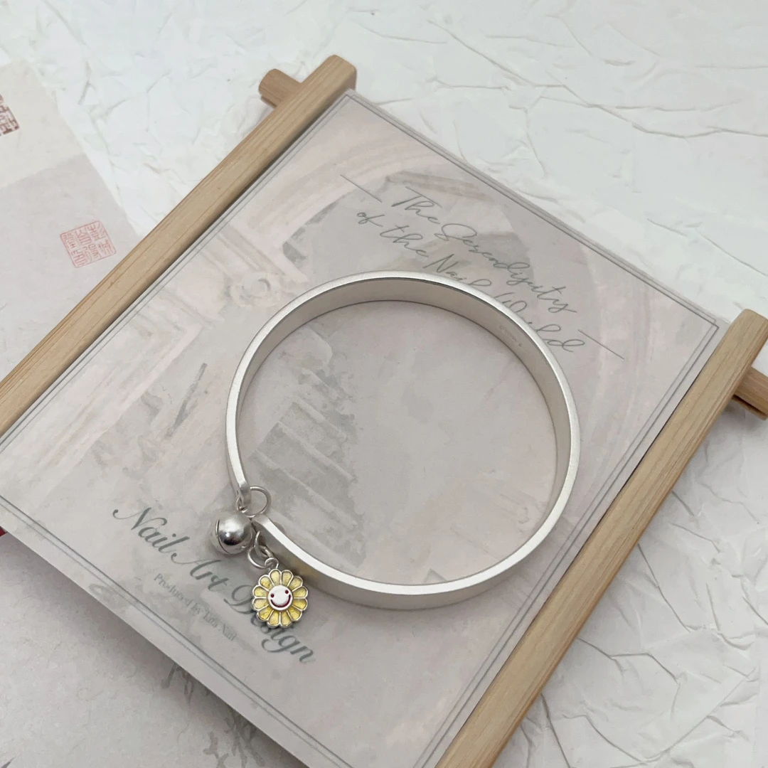 足银手镯 春日桃桃足银珐琅手镯足银999.9清冷浮雕吊坠开口纯手镯