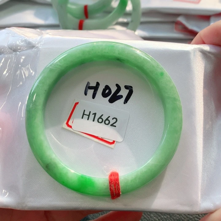 翡翠手镯未镶嵌天然翡翠手镯