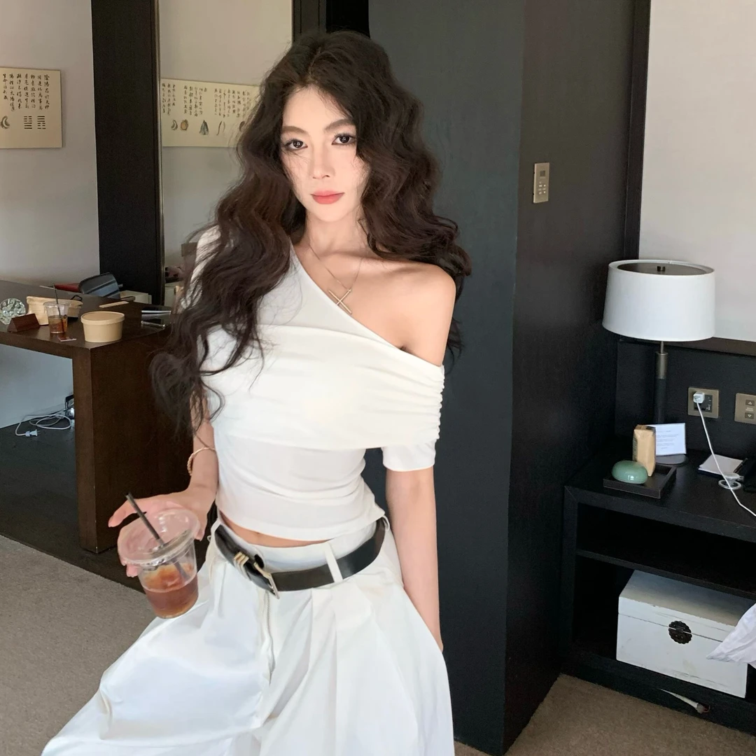 2025夏季新款时尚百搭显瘦小众设计师斜肩露肩短袖T恤百搭上衣