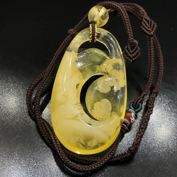 原生态妖花意境琥珀吊坠。