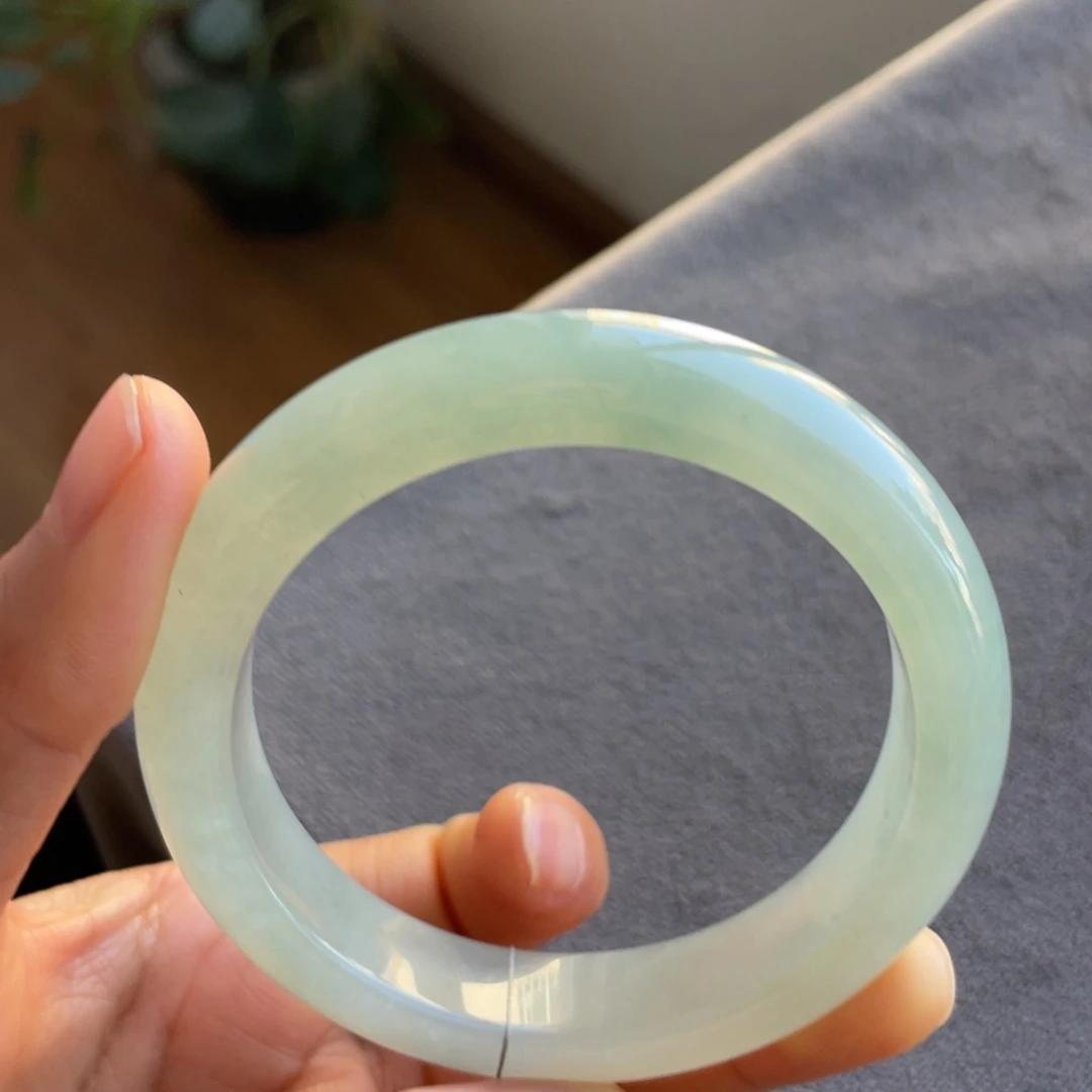 翡翠未镶嵌手镯蓝底