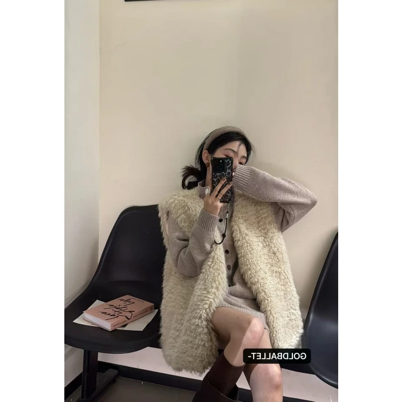 温柔风减龄毛毛马甲女冬季设计感背心咖色针织开衫高腰半身裙套装