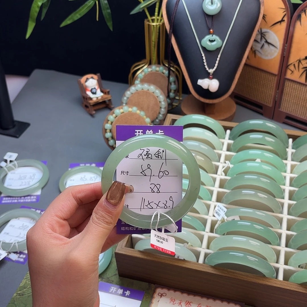 东陵石未镶嵌手镯