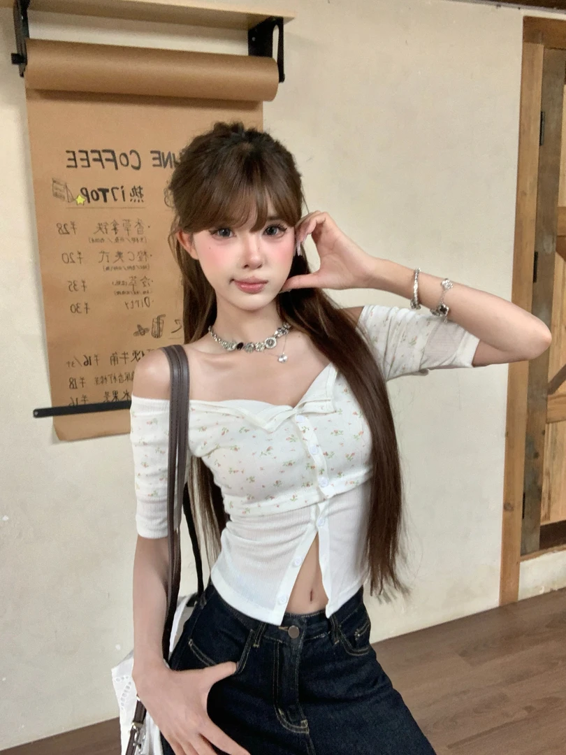 纯欲辣妹假两件拼接碎花短袖T恤女夏修身掐腰露肩一字肩中袖上衣