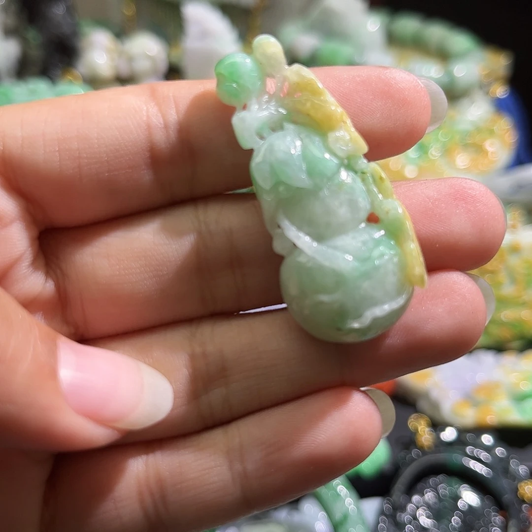 翡翠未镶嵌颈饰待编织