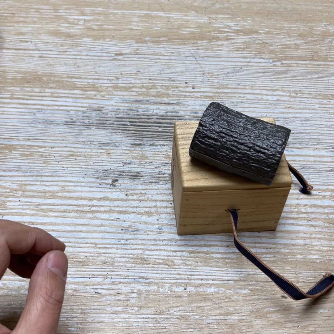 瓷片和****古密密麻麻地排列着一个