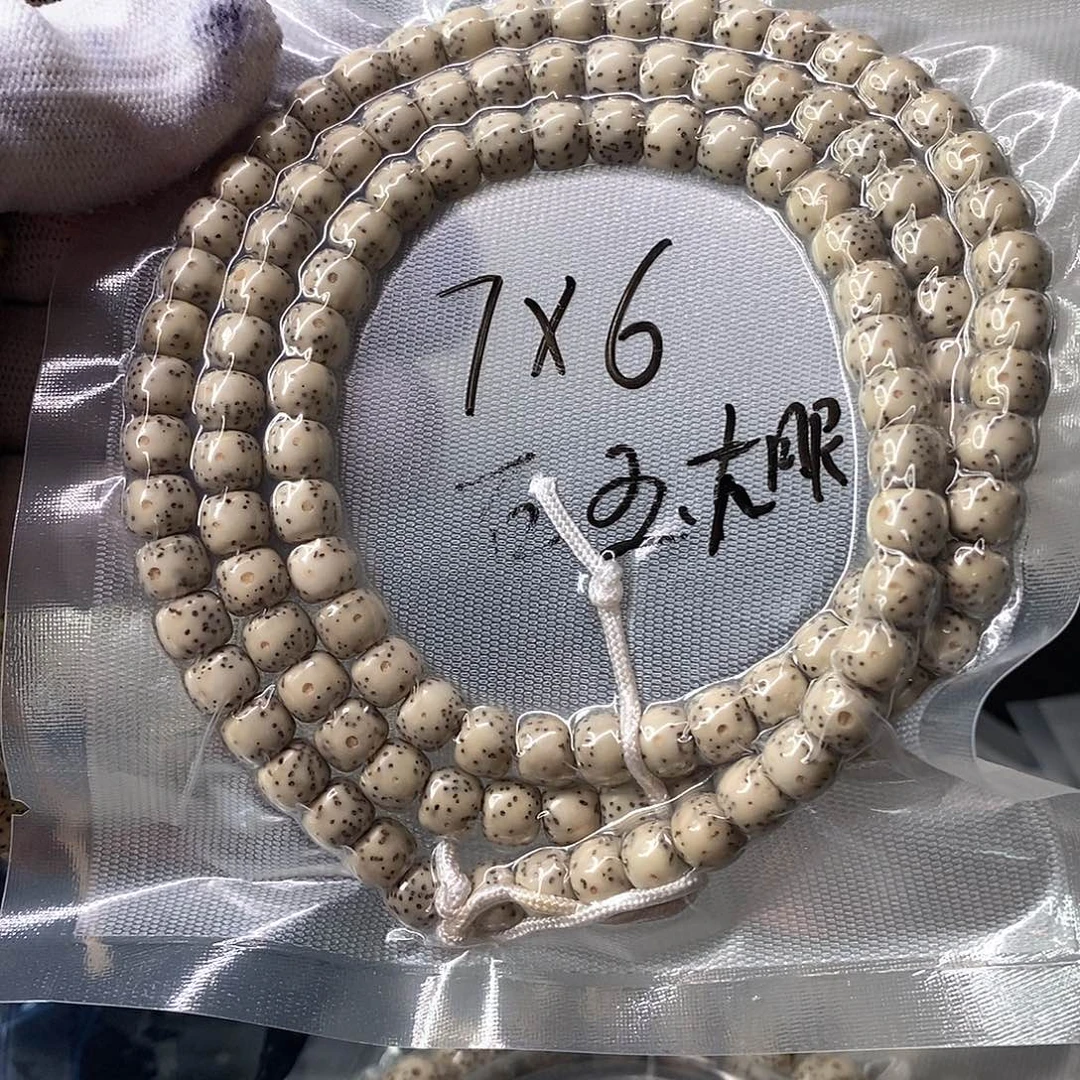 忧***雪星月菩提吊坠石玉大眼7*6长