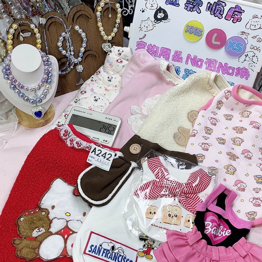 背心款点点点点点 8件宠物服饰