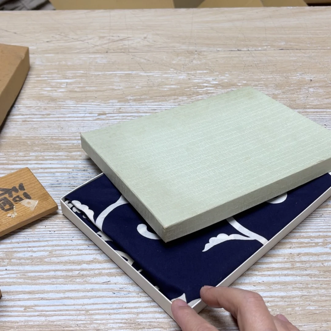 瓷片宇*密密麻麻地排列着一个