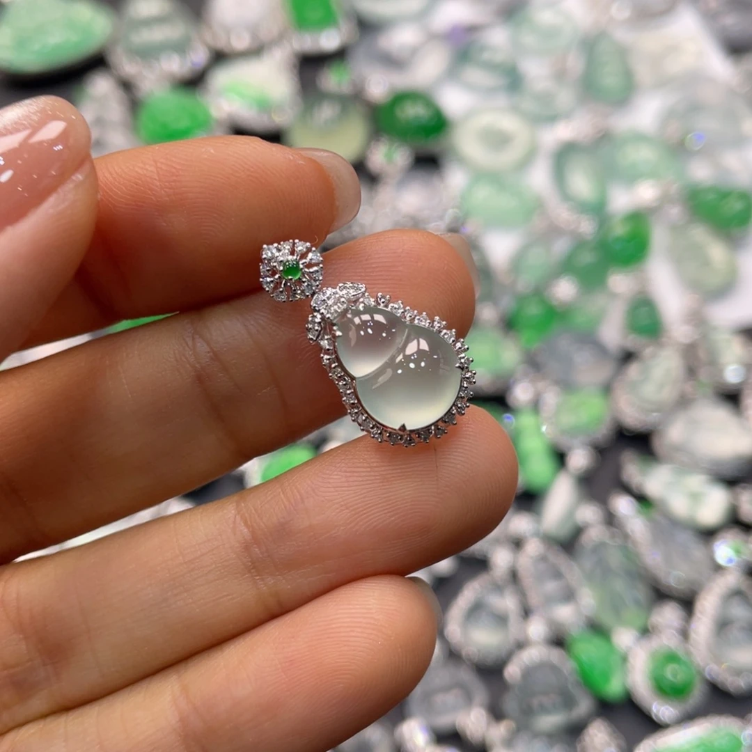 翡翠18K金镶嵌颈饰