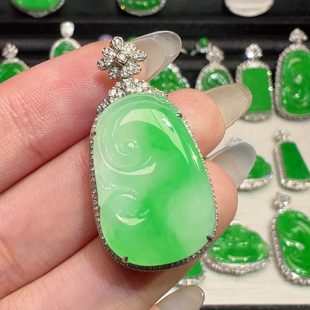 颈饰18K金镶嵌翡翠