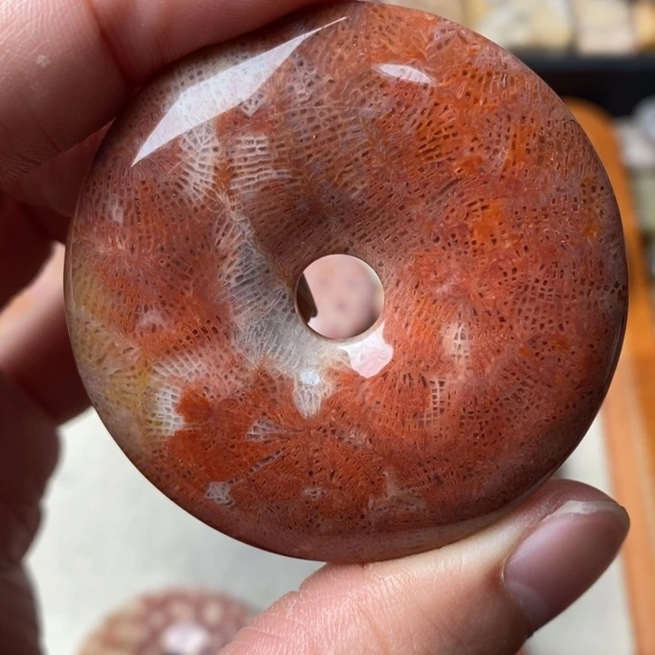 硅化玉颈饰足金镶嵌隔****声