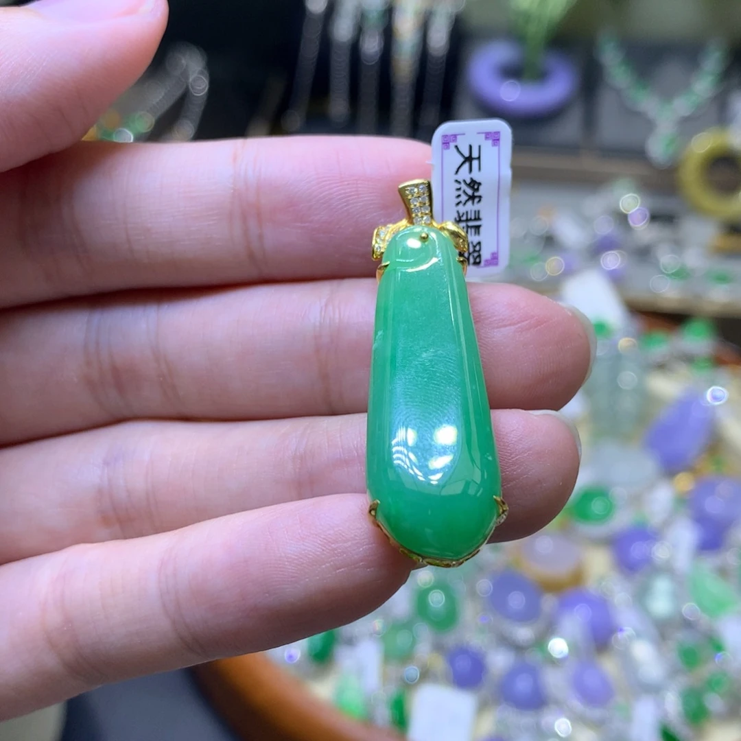 颈饰18K金镶嵌翡翠