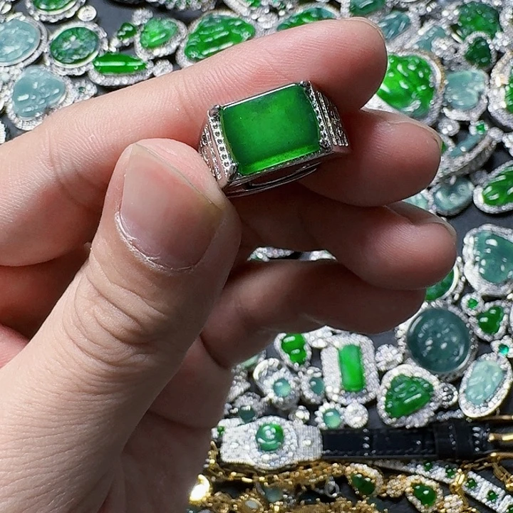 翡翠颈饰未镶嵌天然A货翡翠放漏