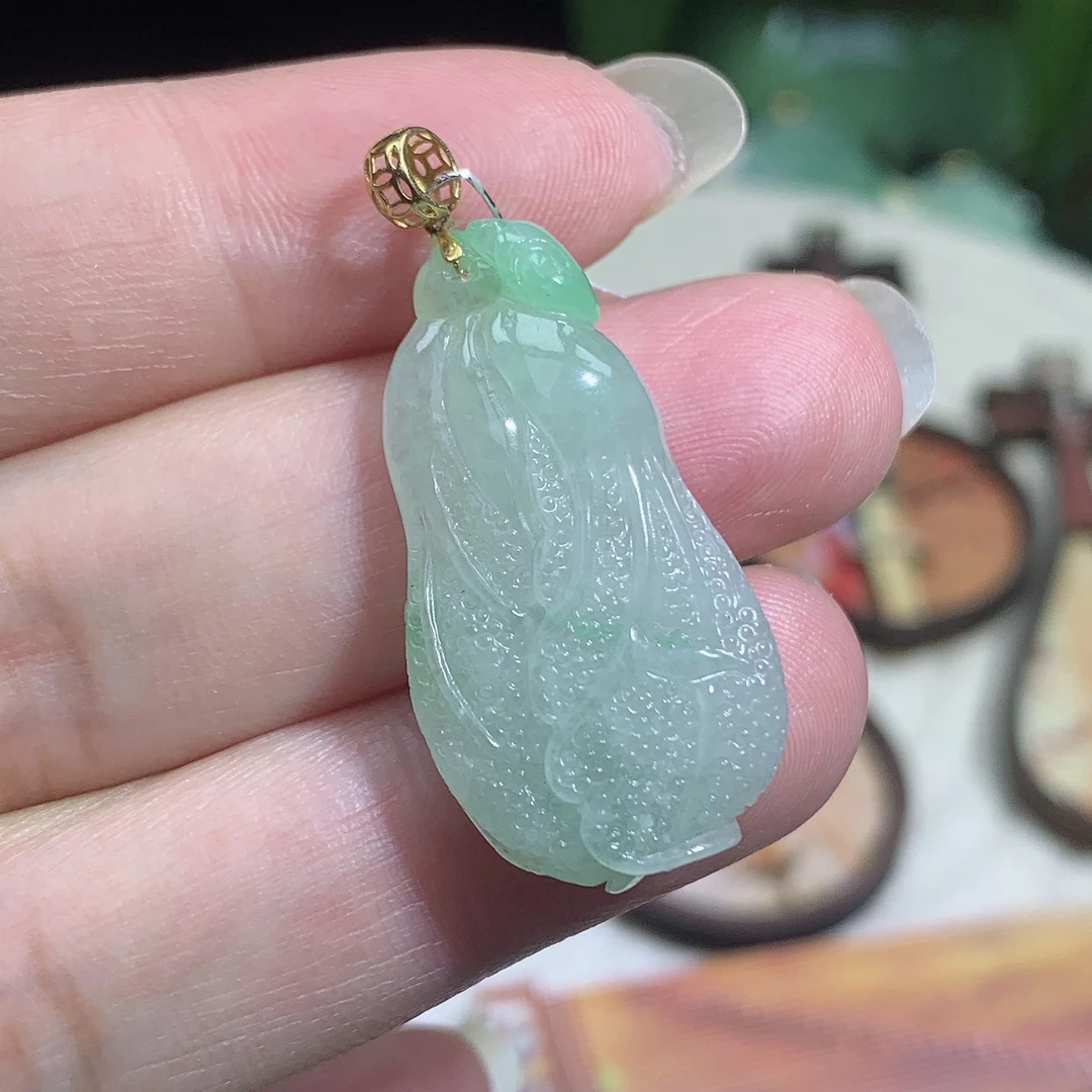 6.77g缅甸翡翠A货 冰飘绿 白菜 18k金扣头 吊坠31.2×16.5×7.6mm
