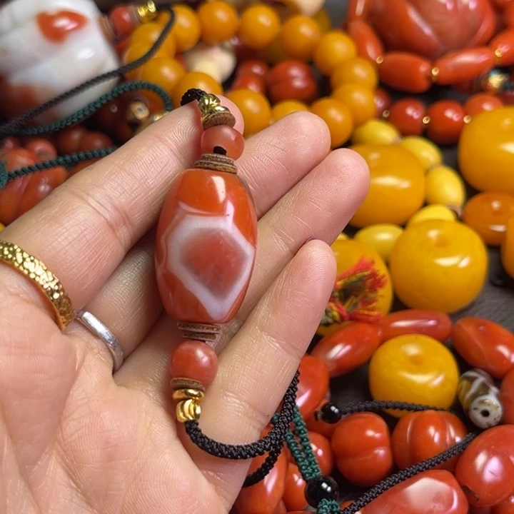 颈饰琉璃玉**居琉璃…………..