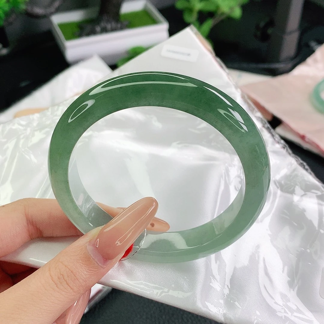 翡翠手镯未镶嵌60圈