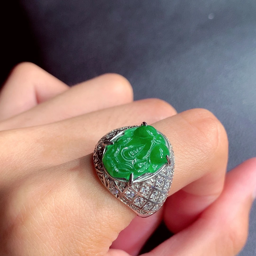 翡翠未镶嵌颈饰戒指