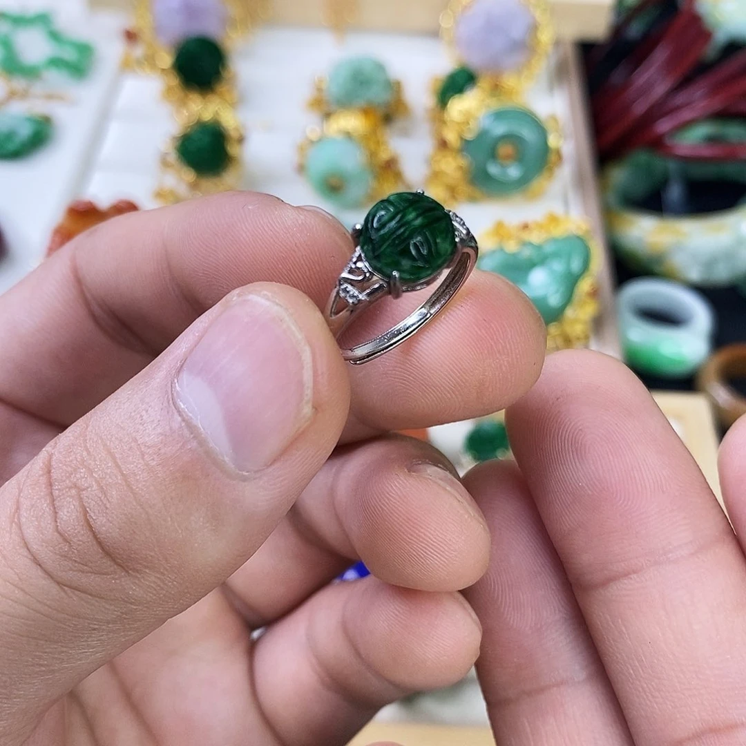 翡翠未镶嵌颈饰戒指
