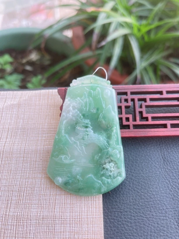 天然缅甸翡翠A货.水润细腻灵动飘花山水牌吊坠.尺寸77.4-47.2-6.5