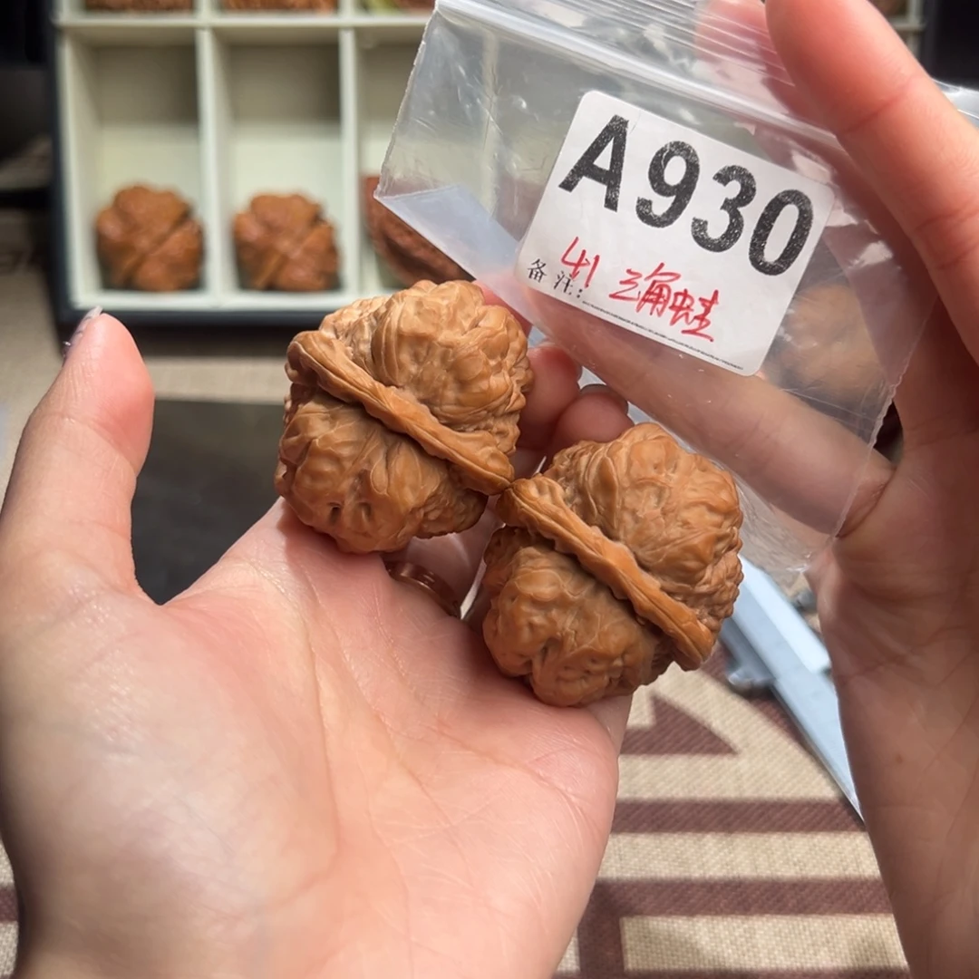 41三角蛙文玩核桃