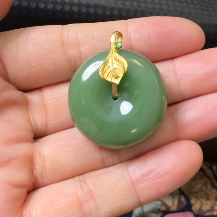 和田玉18K金镶嵌颈饰事业有成平安扣