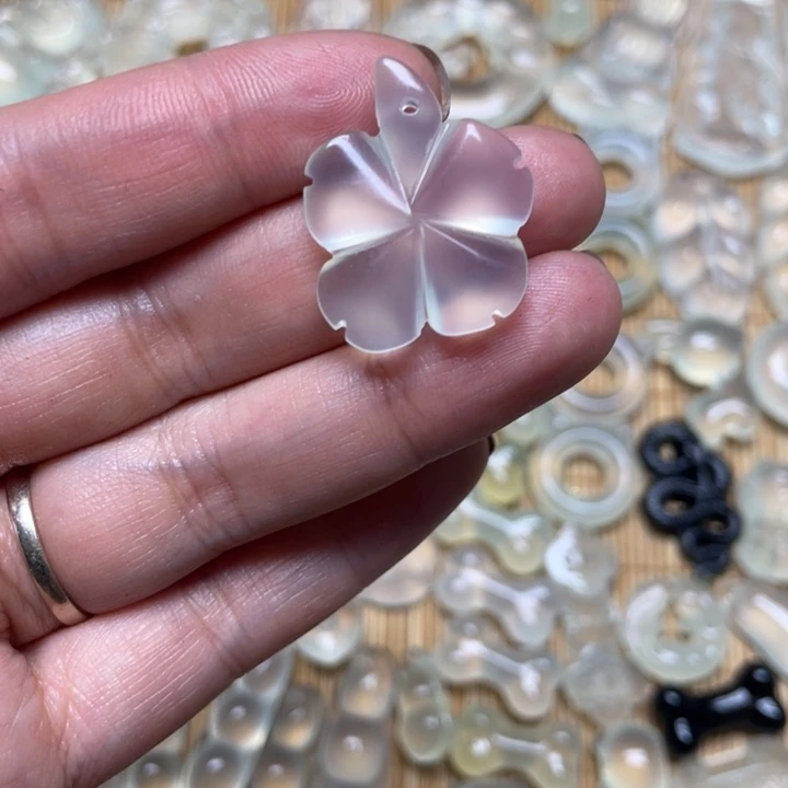 蛇纹石玉颈饰未镶嵌