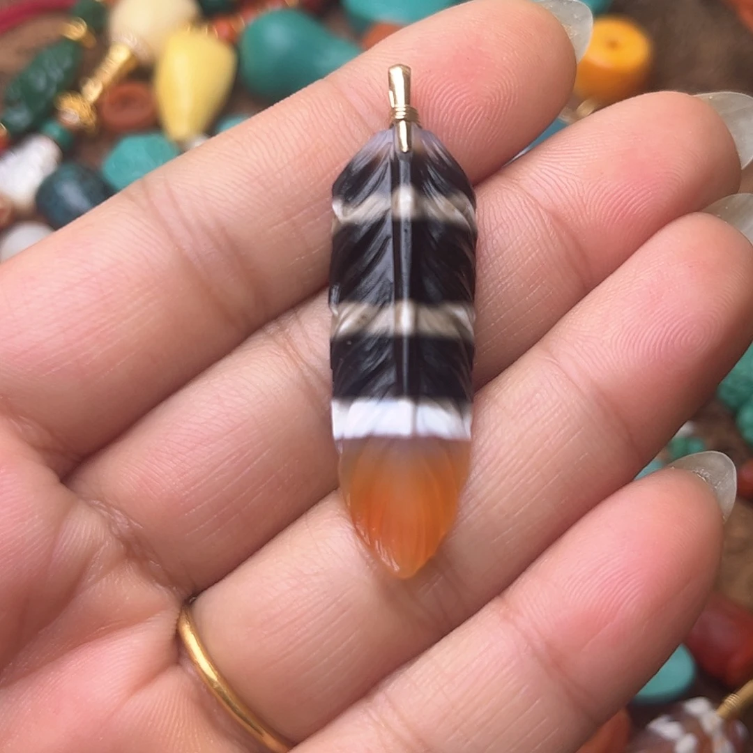 玛瑙/玉髓羽毛18K金镶嵌柴*。