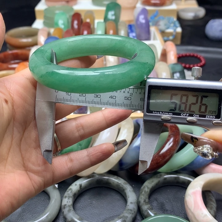 未镶嵌手镯石英质玉