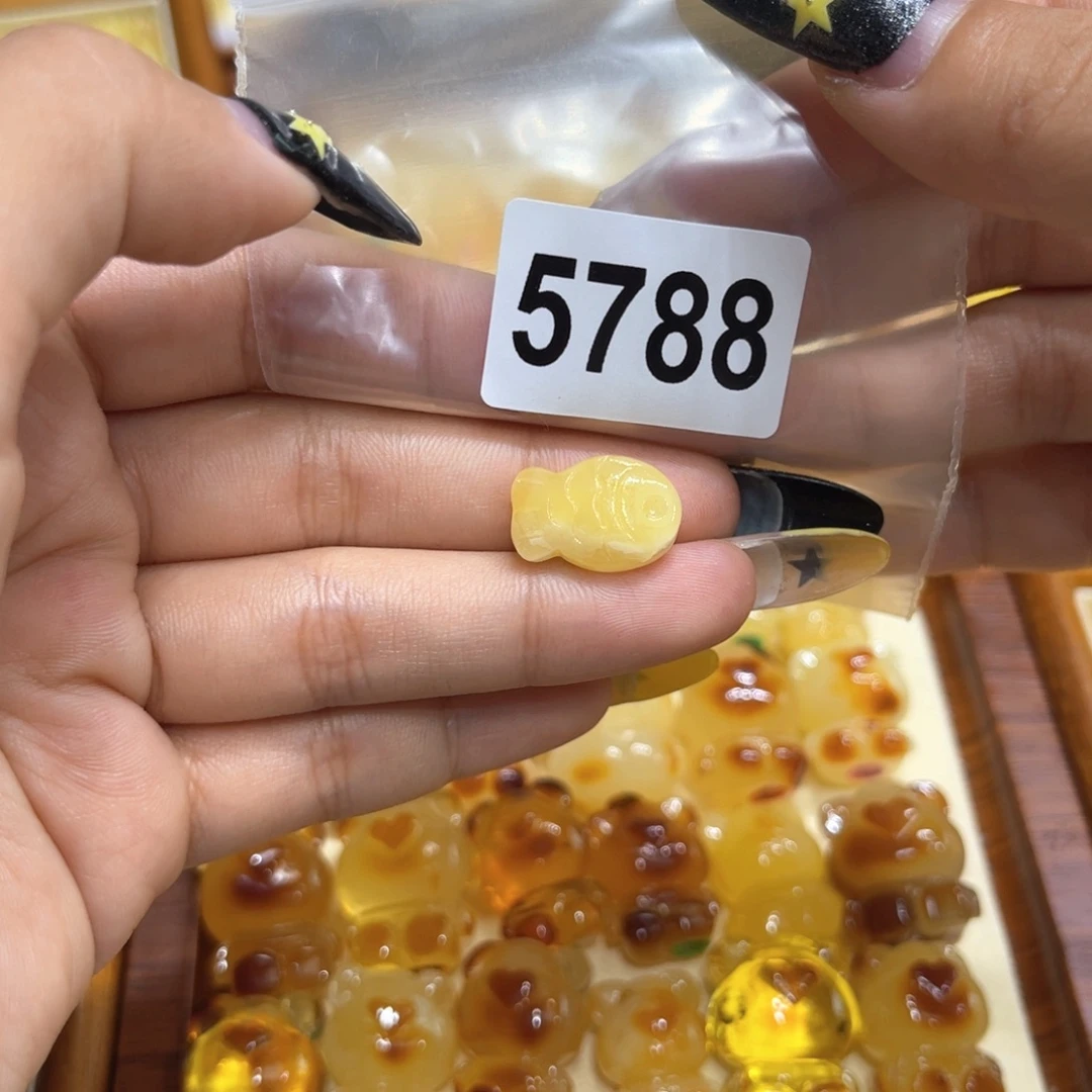 未镶嵌琥珀珠宝奇石