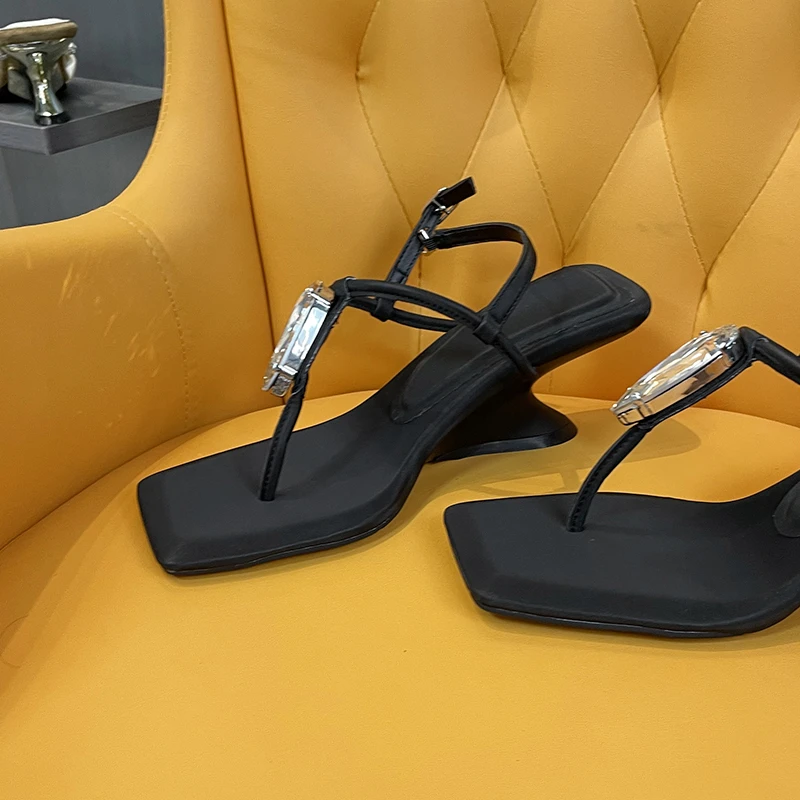 陨落星辰~踩屎感水钻坡跟夹脚趾凉鞋女款夏季2025新款中跟高跟鞋