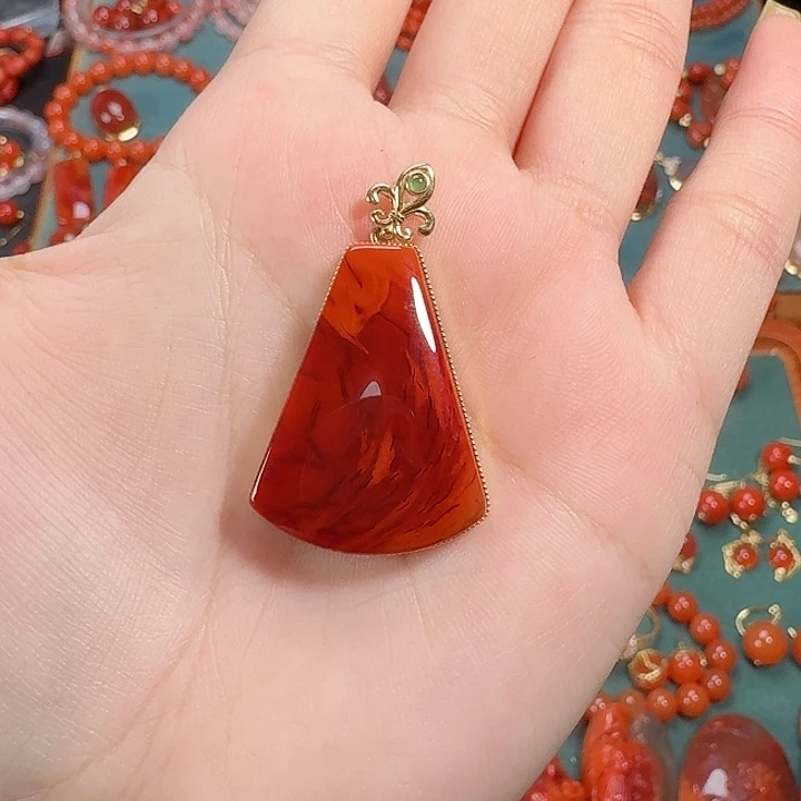 南红玛瑙18K金镶嵌吊坠