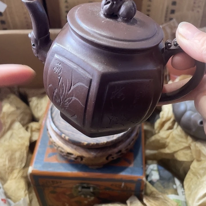 茶壶紫砂原矿泥料，手工制作的一把紫砂壶。