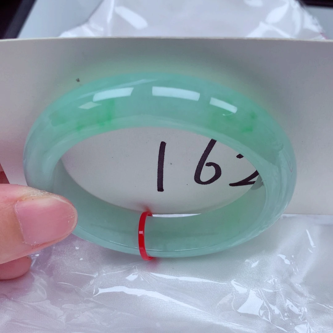 翡翠手镯未镶嵌翡翠