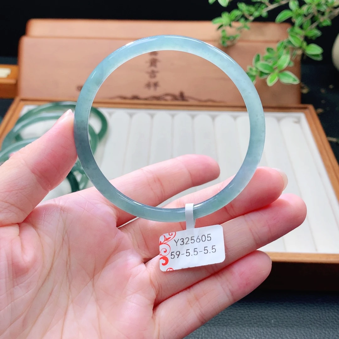 翡翠未镶嵌手镯（圆镯）
