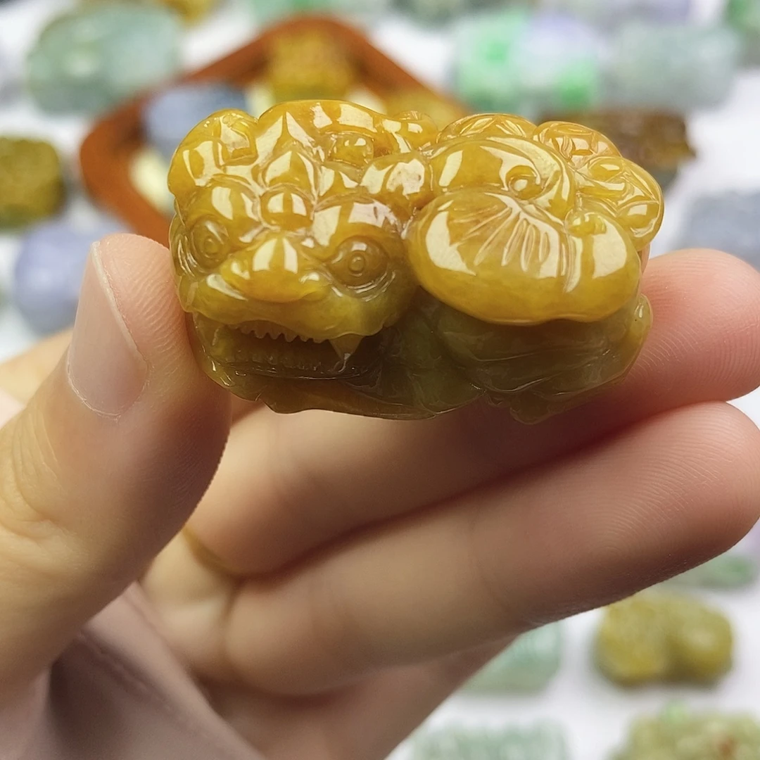 翡翠未镶嵌颈饰貔貅